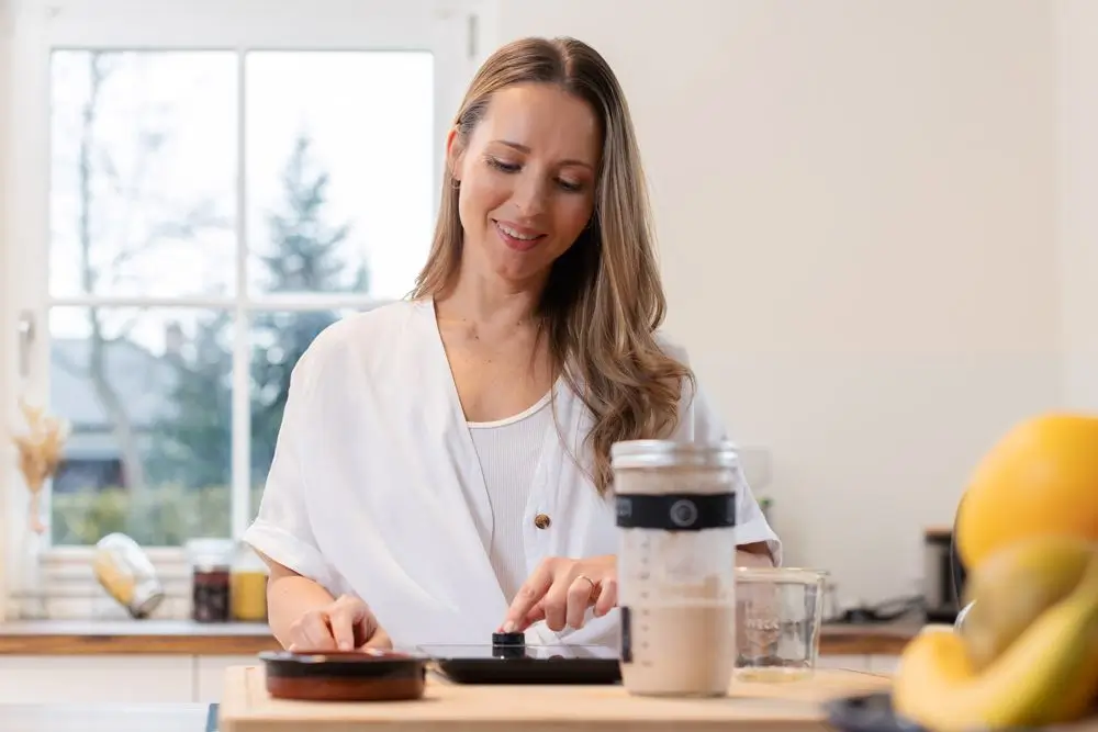 Gesundheitsexpertin Sabrina Piontek in der Küche - Symbolbild für Ernährung bei ADHS