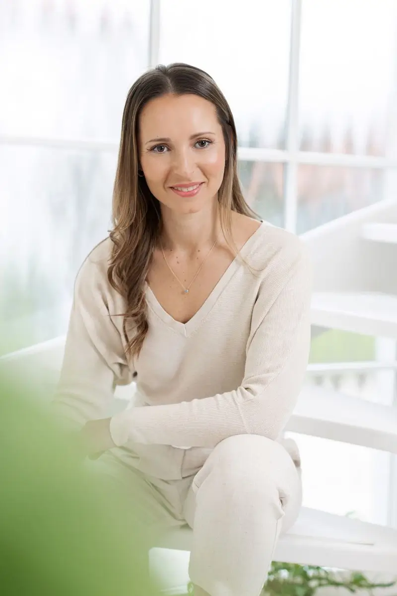 Sabrina Piontek Epigentik Coach sitzend auf einer Treppe